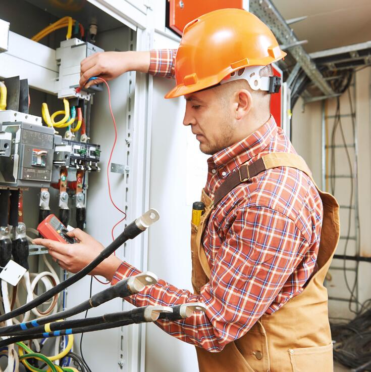 Elektriker arbeitet am Stromkasten