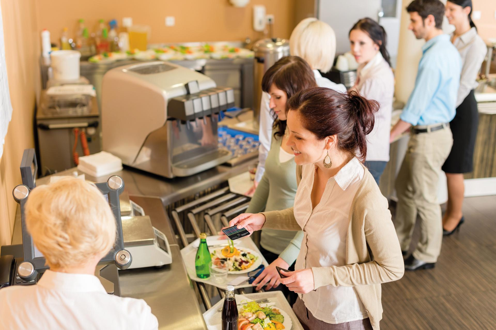 Studierende bezahlen an der Kass ihr essen